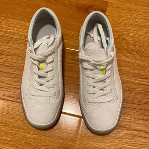 Rothy’s lace up sneakers in terry white - size 5